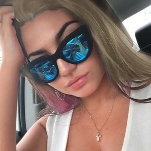 Meet your Posher, Adrina